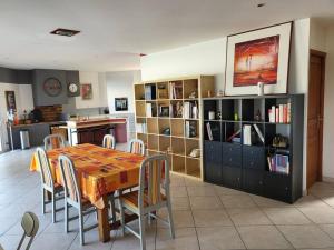 - une cuisine et une salle à manger avec une table et des chaises dans l'établissement Entre mer et montagne grande villa., à Bompas