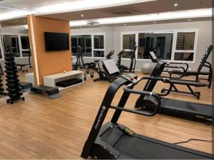 een fitnessruimte met loopbanden en cardio-apparatuur in een kamer bij Blend Smart Style - Setor Marista Goiânia in Goiânia