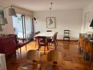 a living room with a dining room table and chairs at Casa Oasis en Providencia in Santiago