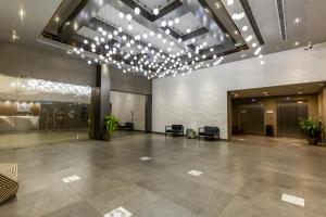 eine große Lobby mit Lichtern an der Decke in der Unterkunft فندق روزالينا in Yanbu