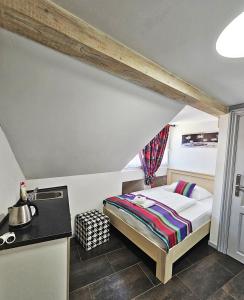 Dormitorio pequeño con cama y lavamanos en Historic Centre Residence, en Praga