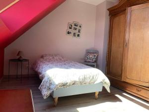 a bedroom with a bed and a red roof at Bienvenue à la maison in Étaples +3 photos