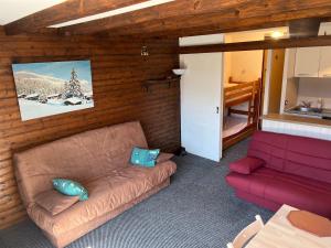 ein Wohnzimmer mit 2 Sofas und einem TV in der Unterkunft Orcières-Merlette le Panoramic in Orcières
