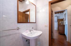 een badkamer met een wastafel en een spiegel bij Tenuta La Cella - Grande Appartamento in Arezzo