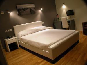 A bed or beds in a room at Hotel Portal Del Matarraña