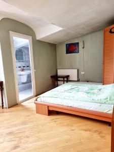 1 dormitorio con 1 cama y baño con lavamanos en Polonia Tbilisi House, en Tiflis