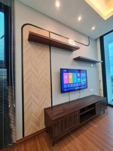 een woonkamer met een flatscreen-tv aan de muur bij V' BROS Viva Funstay J4.1 [GOT DRYER] in Kuching