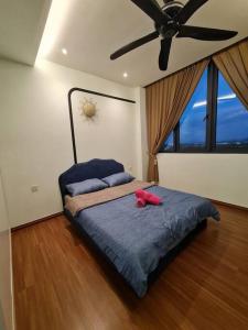 een slaapkamer met een bed met een roze voorwerp erop bij V' BROS Viva Funstay J4.1 [GOT DRYER] in Kuching