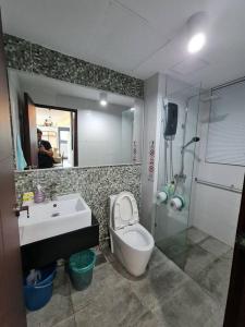 een badkamer met een wastafel, een toilet en een spiegel bij V' BROS Viva Funstay J4.1 [GOT DRYER] in Kuching