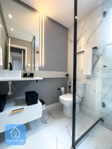 uma casa de banho com um WC, um lavatório e um chuveiro em Apartamento Completo e Aconchegante no Centro em Salvador