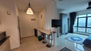 Zimmer mit einem Schreibtisch, einem Bett und einem TV in der Unterkunft MHA 26 EVO SUITE SOHO BANDAR BARU BANGI FREE NETFLIX N WIFI in Bandar Baru Bangi + 1 Foto