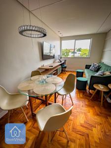 a living room with a table and chairs and a couch at Apartamento Completo e Aconchegante no Centro in Salvador