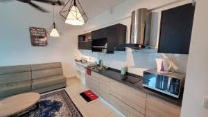 eine Küche mit einer Couch und einem Tisch in einem Zimmer in der Unterkunft MHA 26 EVO SUITE SOHO BANDAR BARU BANGI FREE NETFLIX N WIFI in Bandar Baru Bangi