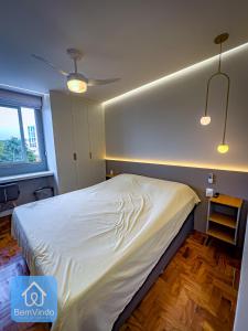 um quarto com uma grande cama branca em Apartamento Completo e Aconchegante no Centro em Salvador