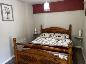 um quarto com 2 camas de madeira num quarto em Crown & Anchor em Grantham