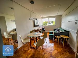 a room with tables and chairs and a couch at Apartamento Completo e Aconchegante no Centro in Salvador