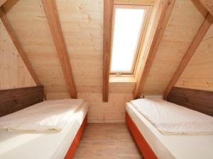 2 camas en una habitación pequeña con ventana en Haus Kornblume en Colmberg
