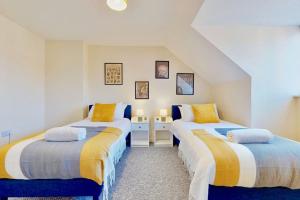 A bed or beds in a room at Super Quiet 4 Bed Family House in Gravesend