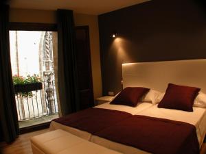 A bed or beds in a room at Hotel Portal Del Matarraña