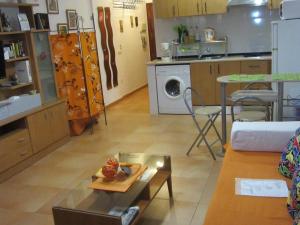 托雷莫利諾斯的住宿－0318 Studio in Torremolinos 800 m from the beach，厨房以及带桌子的客厅。