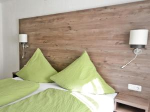 un letto con due cuscini verde lime di Haus Wildrose - a77329 a Colmberg