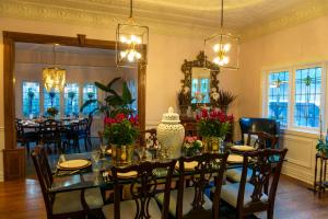 尤里卡斯普林斯Inn at Rose Hall的有桌子和椅子的餐厅