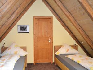 a room with two beds in a attic at Kleebock in Colmberg