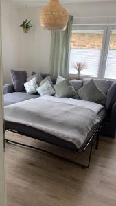 ein großes Bett in einem Zimmer mit Sofa in der Unterkunft Apartment Altstadtflair in Bad Neuenahr-Ahrweiler