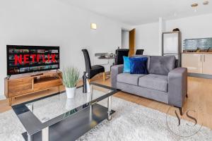 Posezení v ubytování Riverside Apartment 2BR - Parking - Wi-Fi -Netflix
