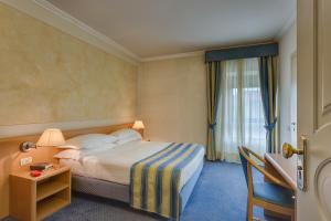 Tempat tidur dalam kamar di Hotel Continental Brescia