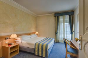 A bed or beds in a room at Hotel Continental Brescia Még 37 kép