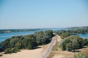 una vista aérea de una carretera junto a un río en Apartamenty Optimal, en Płock