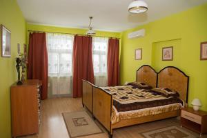 ein Schlafzimmer mit einem großen Bett und grünen Wänden in der Unterkunft Apartamenty Optimal in Płock