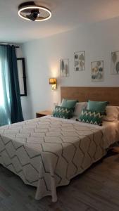 ein Schlafzimmer mit einem großen Bett in einem Zimmer in der Unterkunft El Caseton in Costa Calma