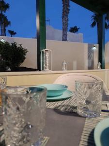 un tavolo con bicchieri e un piatto su un tavolo di El Caseton a Costa Calma
