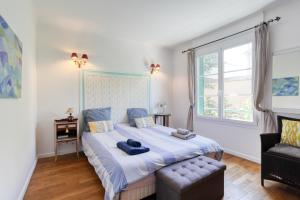 ein Schlafzimmer mit einem Bett, einem Stuhl und einem Fenster in der Unterkunft Time of Travel - à 20min des Champs-Élysées in Rueil-Malmaison