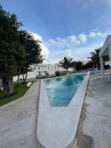 una piscina en medio de un edificio en Hermosa casa, en Playa del Carmen