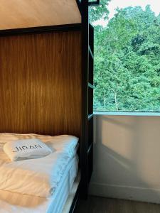 Letto o letti in una camera di Jiran Hostel Kota Kinabalu