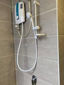 una doccia con telefono appeso a una parete in bagno di Comfort Living @ Ara Damansara (PJ) a Petaling Jaya