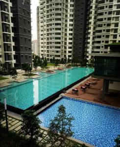 una grande piscina in una città con edifici alti di Comfort Living @ Ara Damansara (PJ) a Petaling Jaya