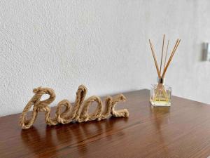 una mesa de madera con un jarrón de cristal y la palabra fe en REEF Beachfront 3BDR apartment by CASA PARAISO, en Cancún