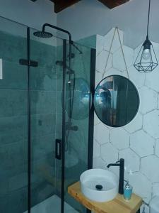 La salle de bains est pourvue d'une douche, d'un lavabo et d'un miroir. dans l'établissement APARTAMENTO LA PONDEROSA, à Cuenca
