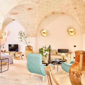 uma sala de estar com um sofá e cadeiras em Bambarone La Masseria em Fasano