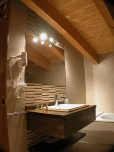 A bathroom at Hotel Portal Del Matarraña