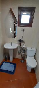 uma casa de banho com um WC e um lavatório em La Huella del Peregrino em Palas de Rei 