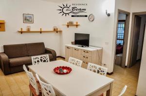 salon ze stołem i kanapą w obiekcie Residence Sunbeam w mieście Leporano Marina