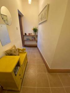 un pasillo con una mesa amarilla y un taburete amarillo en 5A - ‘Your Place’ A Unique Space to make your own. en Elloughton