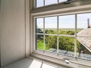 - une fenêtre dans une chambre avec vue dans l'établissement Puffin House, à Bideford