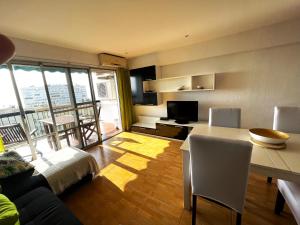 ein Wohnzimmer mit einer Küche und einem Esszimmer in der Unterkunft Elegante alojamiento con piscina y terraza in Valencia