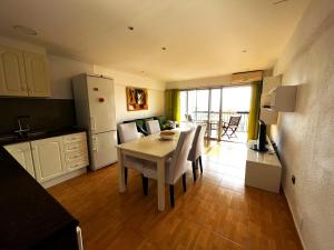 uma cozinha e sala de jantar com mesa e cadeiras em Elegante alojamiento con piscina y terraza em Valência